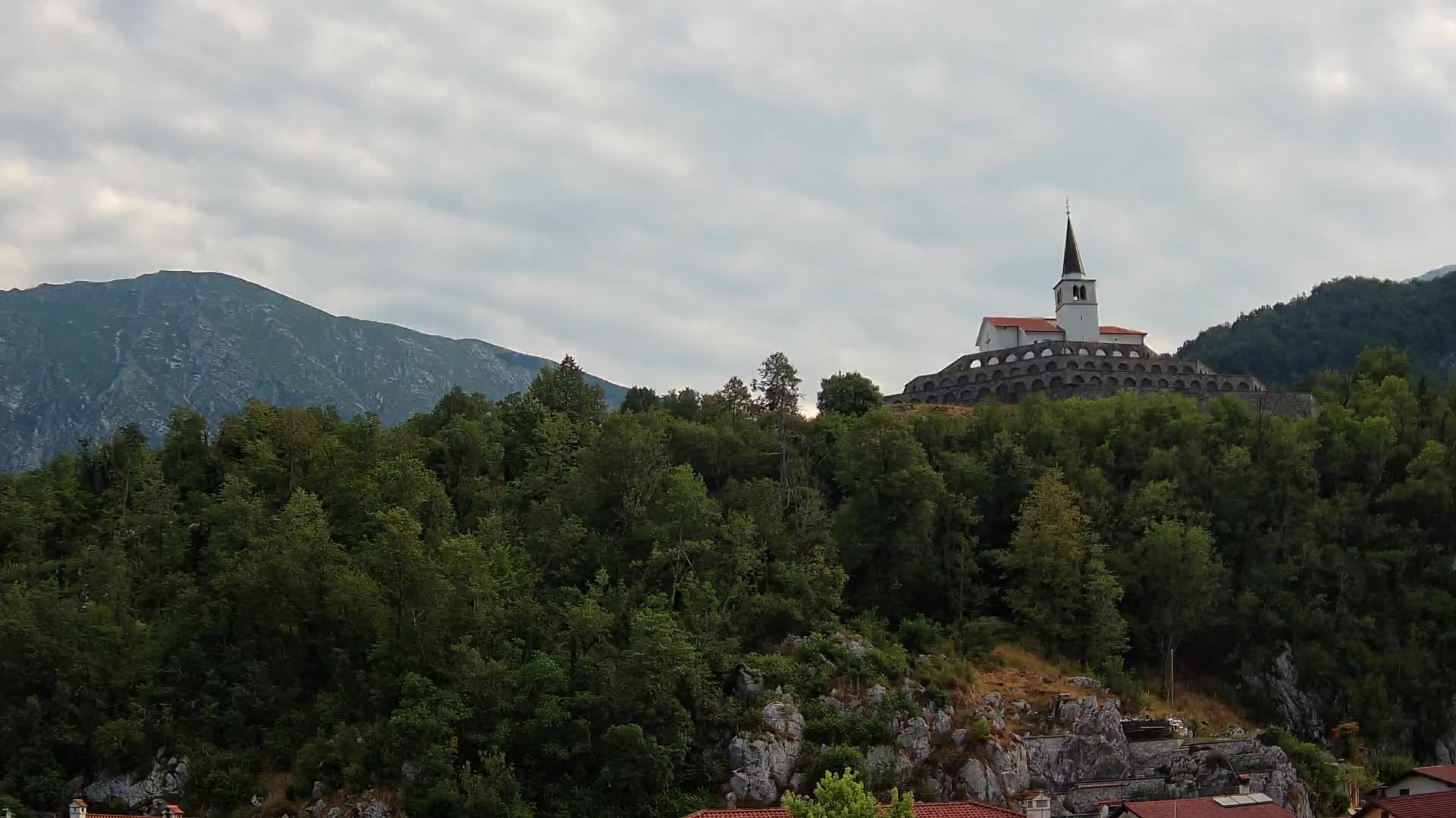 Kobarid Spletna kmera – Pogled na kostnico iz 1. svetovne vojne