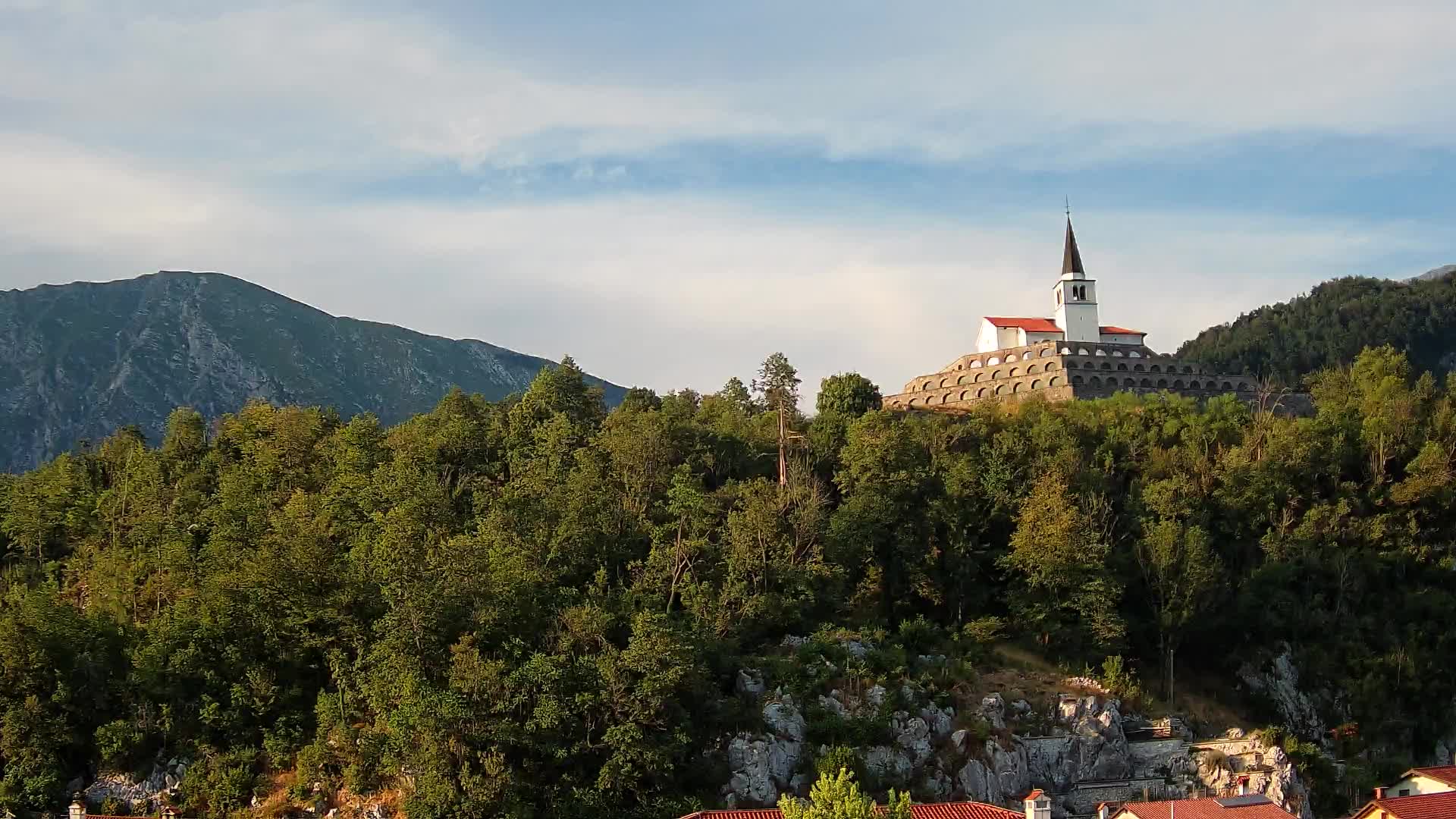 Kobarid Spletna kmera – Pogled na kostnico iz 1. svetovne vojne
