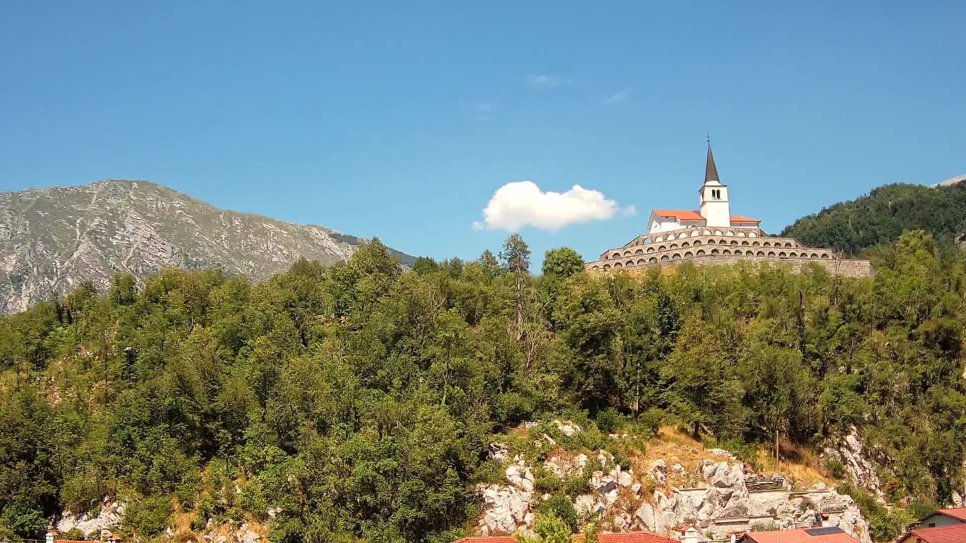 Kobarid-Webcam – Blick auf das Beinhaus aus dem 1. Weltkrieg