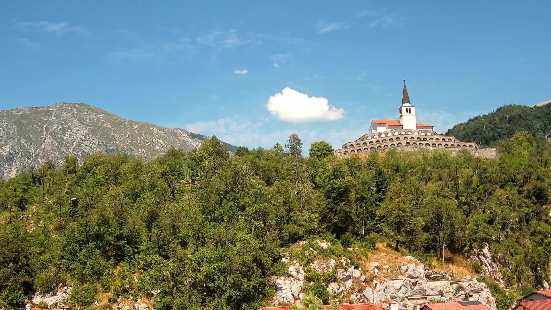 Kobarid Spletna kmera – Pogled na kostnico iz 1. svetovne vojne