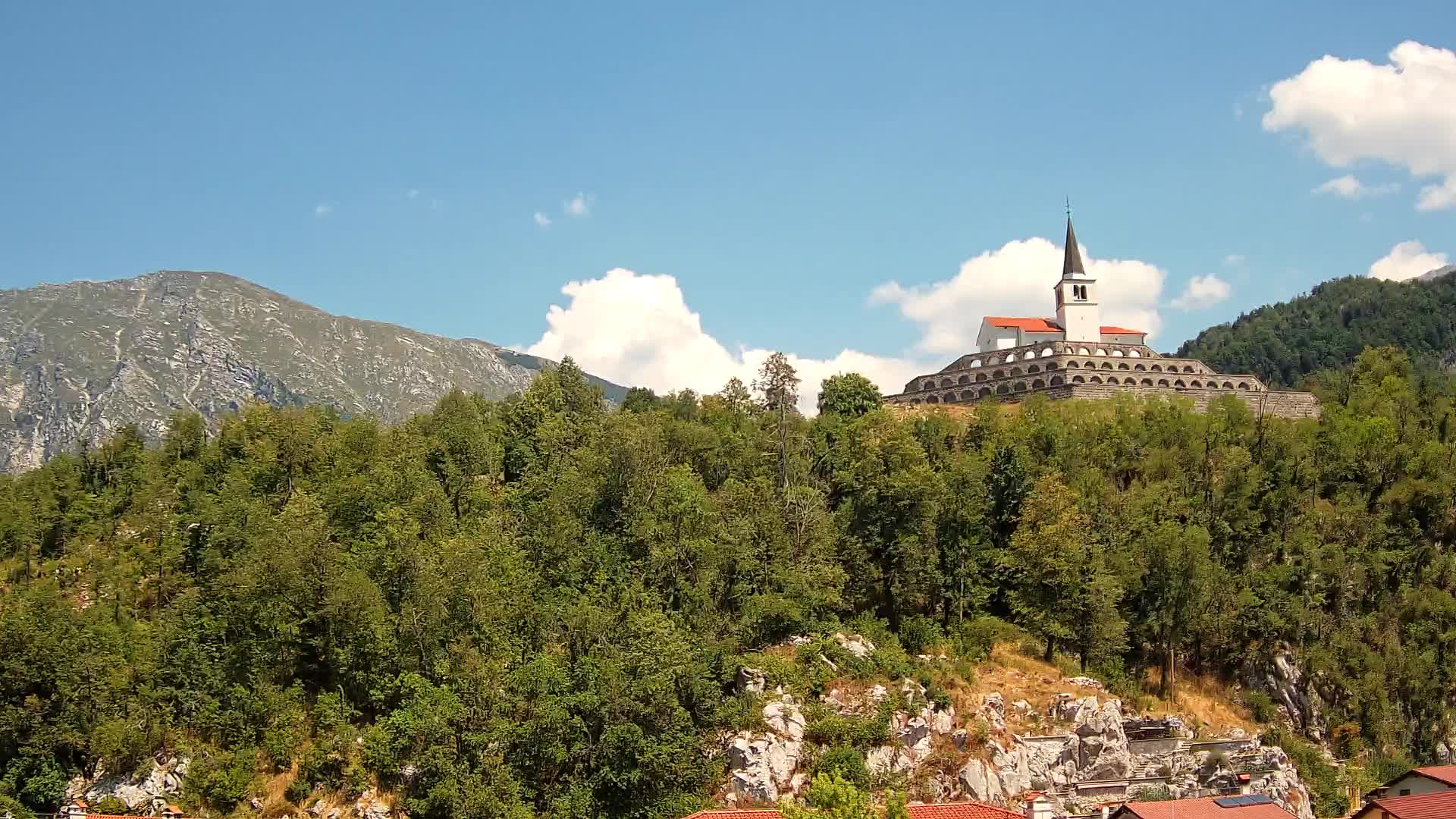 Kobarid Spletna kmera – Pogled na kostnico iz 1. svetovne vojne