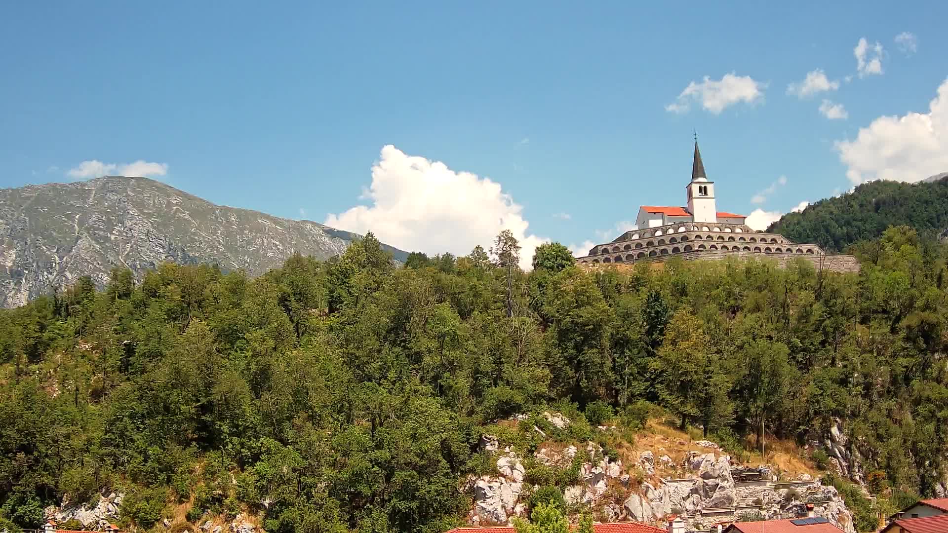 Web kamera Kobarida – Pogled na kosturnicu iz 1. svjetskog rata