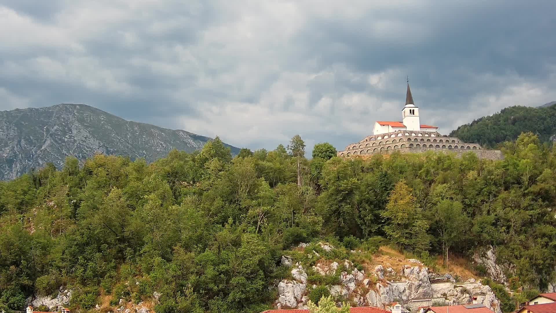 Kobarid Spletna kmera – Pogled na kostnico iz 1. svetovne vojne