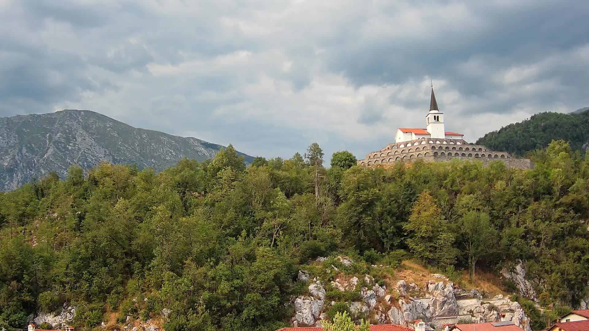 Kobarid-Webcam – Blick auf das Beinhaus aus dem 1. Weltkrieg