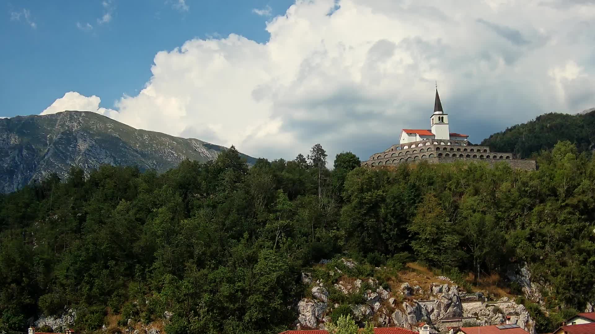 Kobarid-Webcam – Blick auf das Beinhaus aus dem 1. Weltkrieg