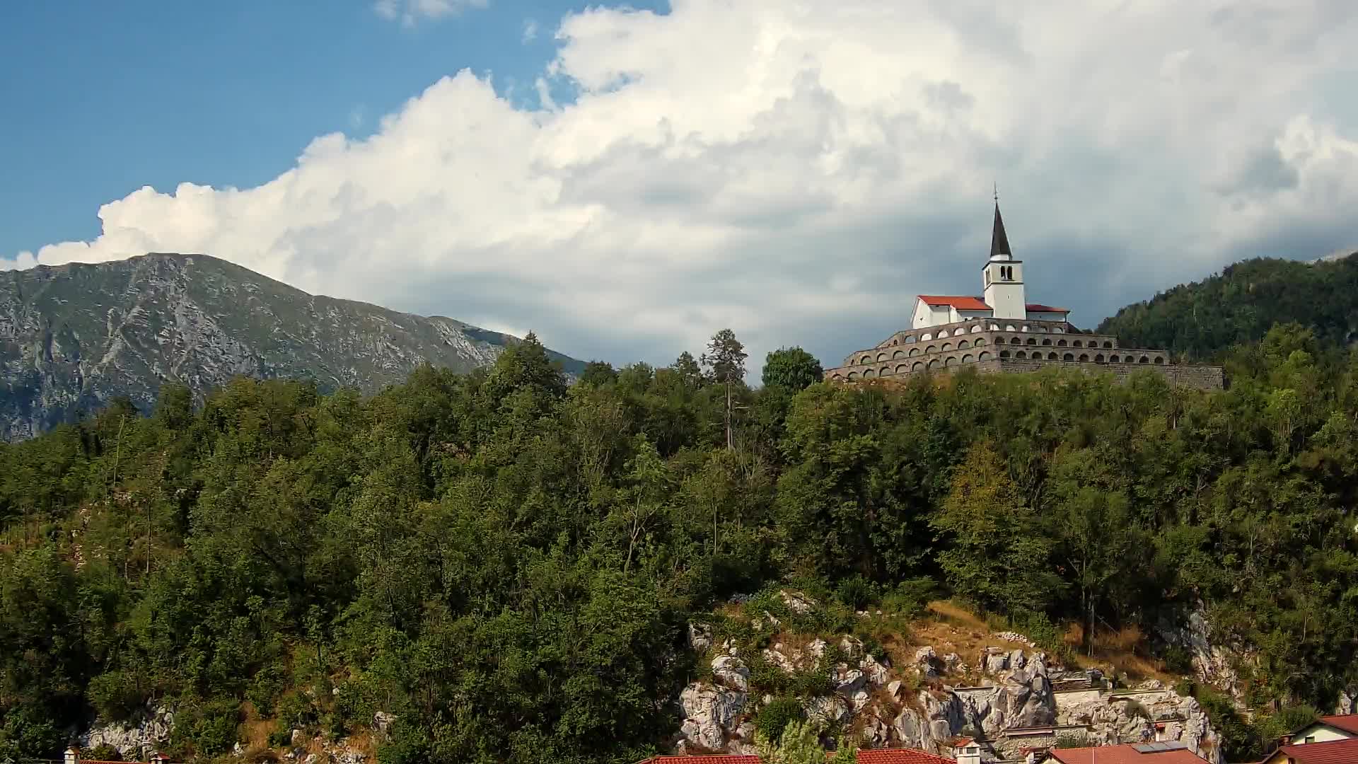 Web kamera Kobarida – Pogled na kosturnicu iz 1. svjetskog rata