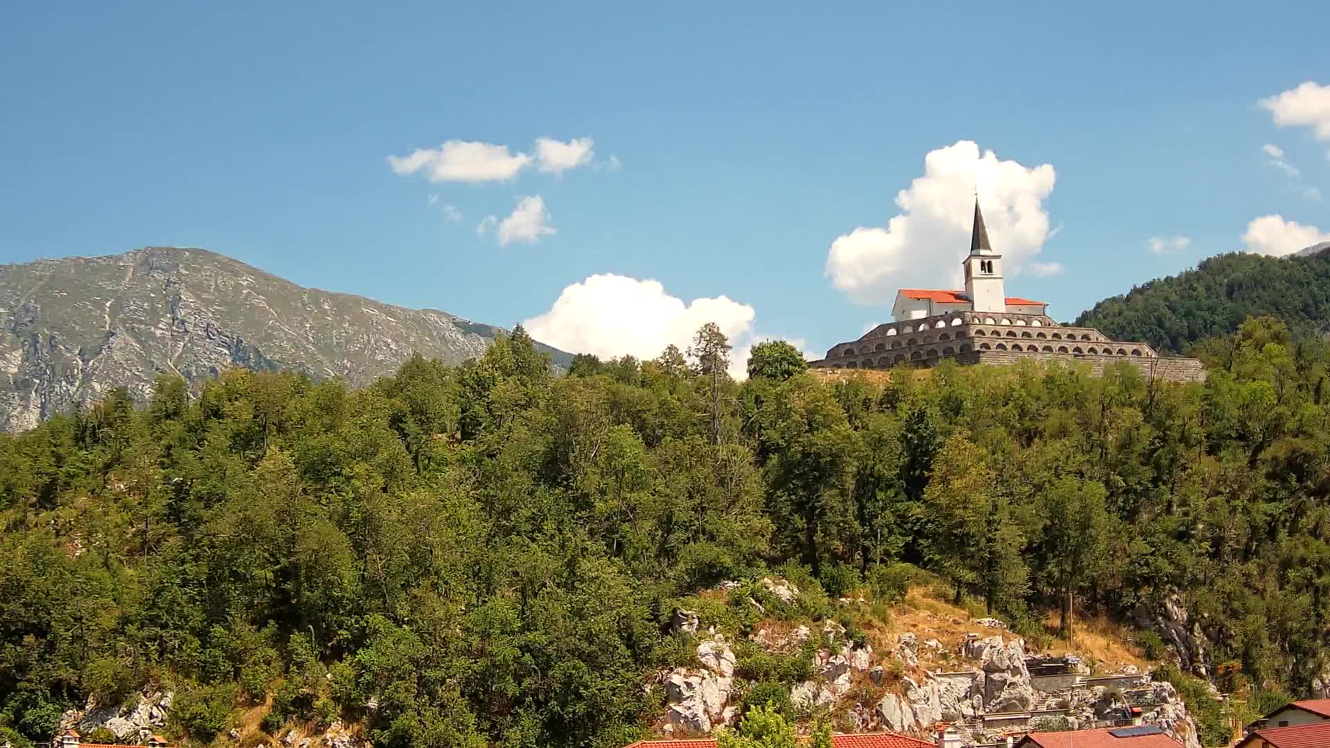 Web kamera Kobarida – Pogled na kosturnicu iz 1. svjetskog rata