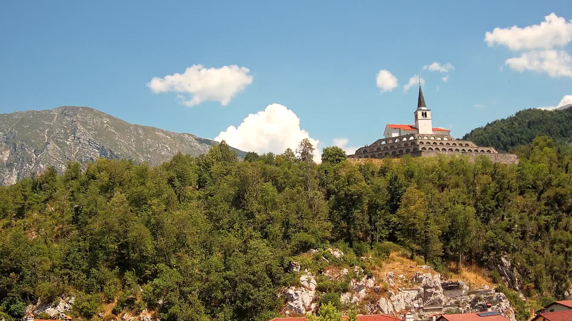 Web kamera Kobarida – Pogled na kosturnicu iz 1. svjetskog rata