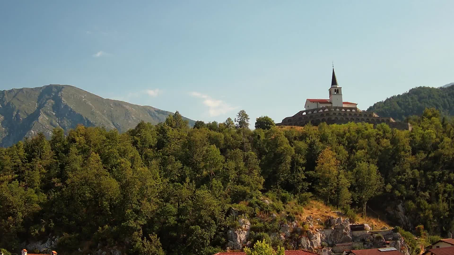 Kobarid Spletna kmera – Pogled na kostnico iz 1. svetovne vojne