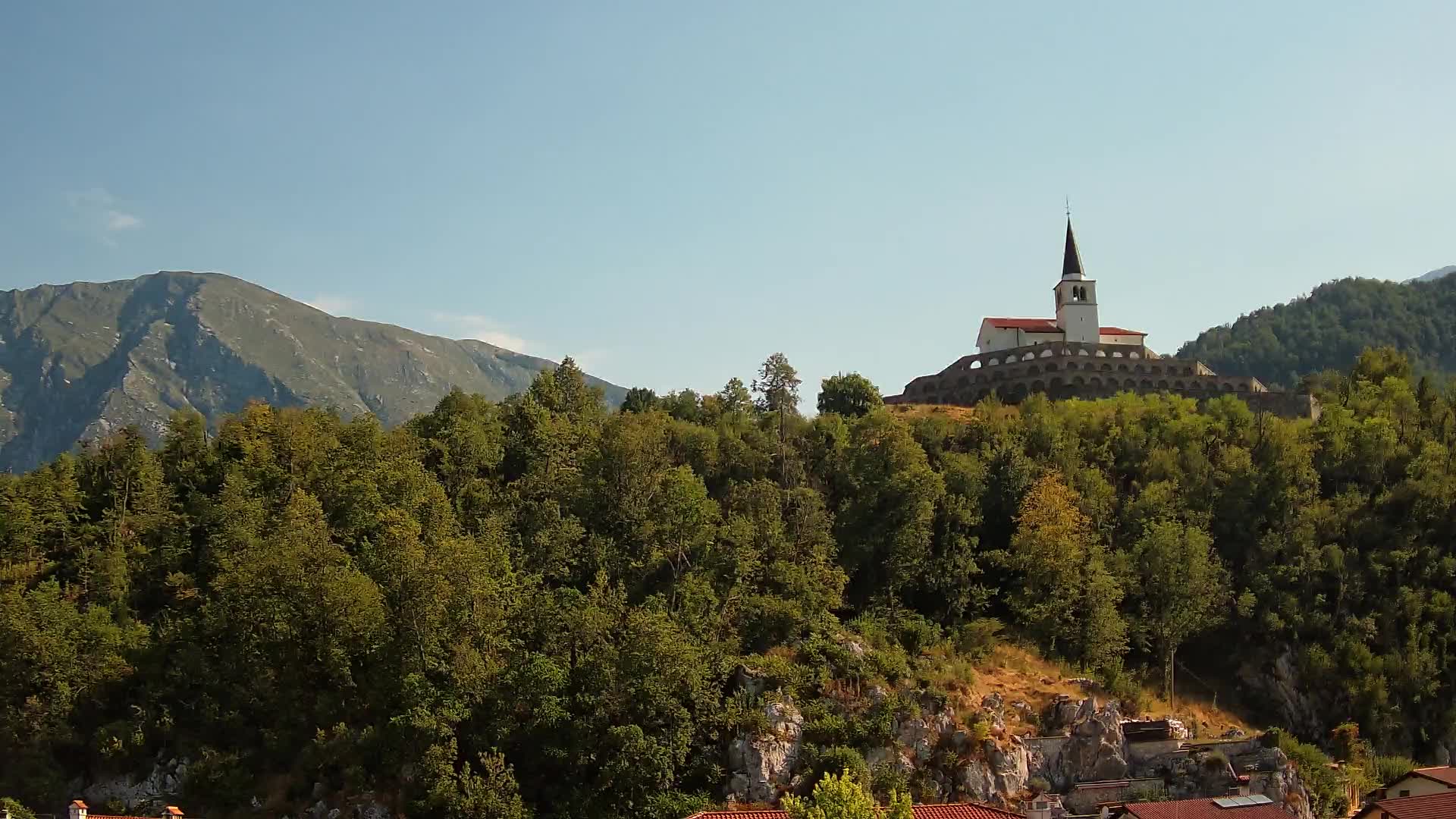 Kobarid Spletna kmera – Pogled na kostnico iz 1. svetovne vojne