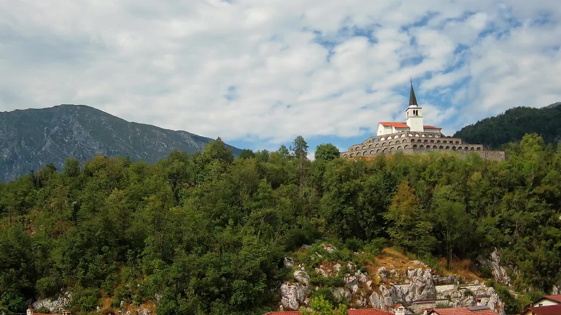 Kobarid Spletna kmera – Pogled na kostnico iz 1. svetovne vojne