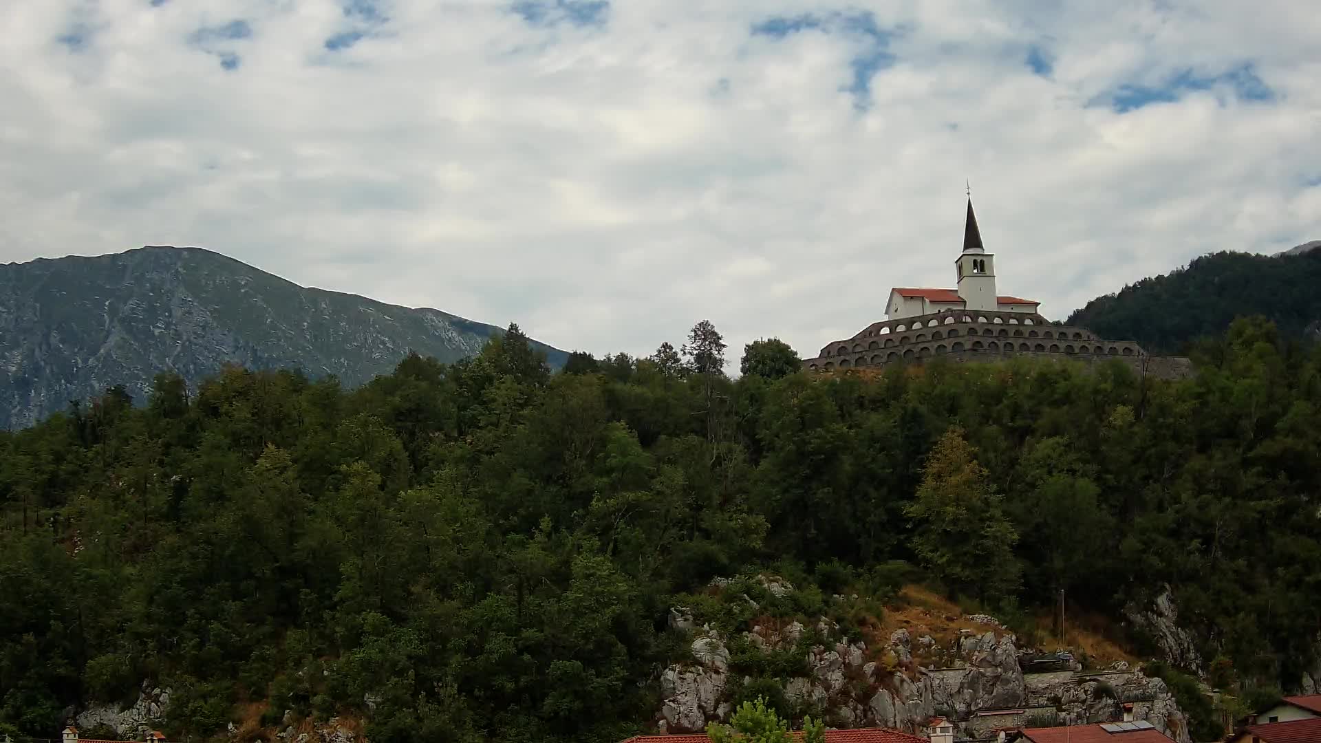 Kobarid-Webcam – Blick auf das Beinhaus aus dem 1. Weltkrieg