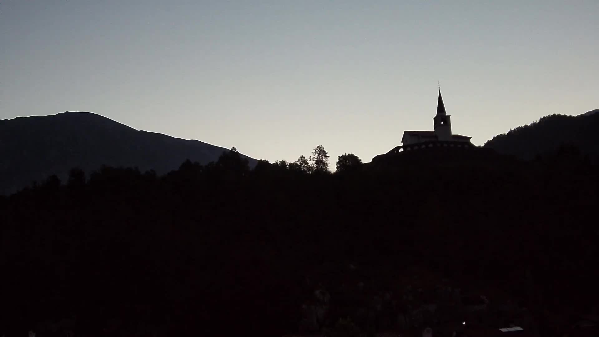 Web kamera Kobarida – Pogled na kosturnicu iz 1. svjetskog rata