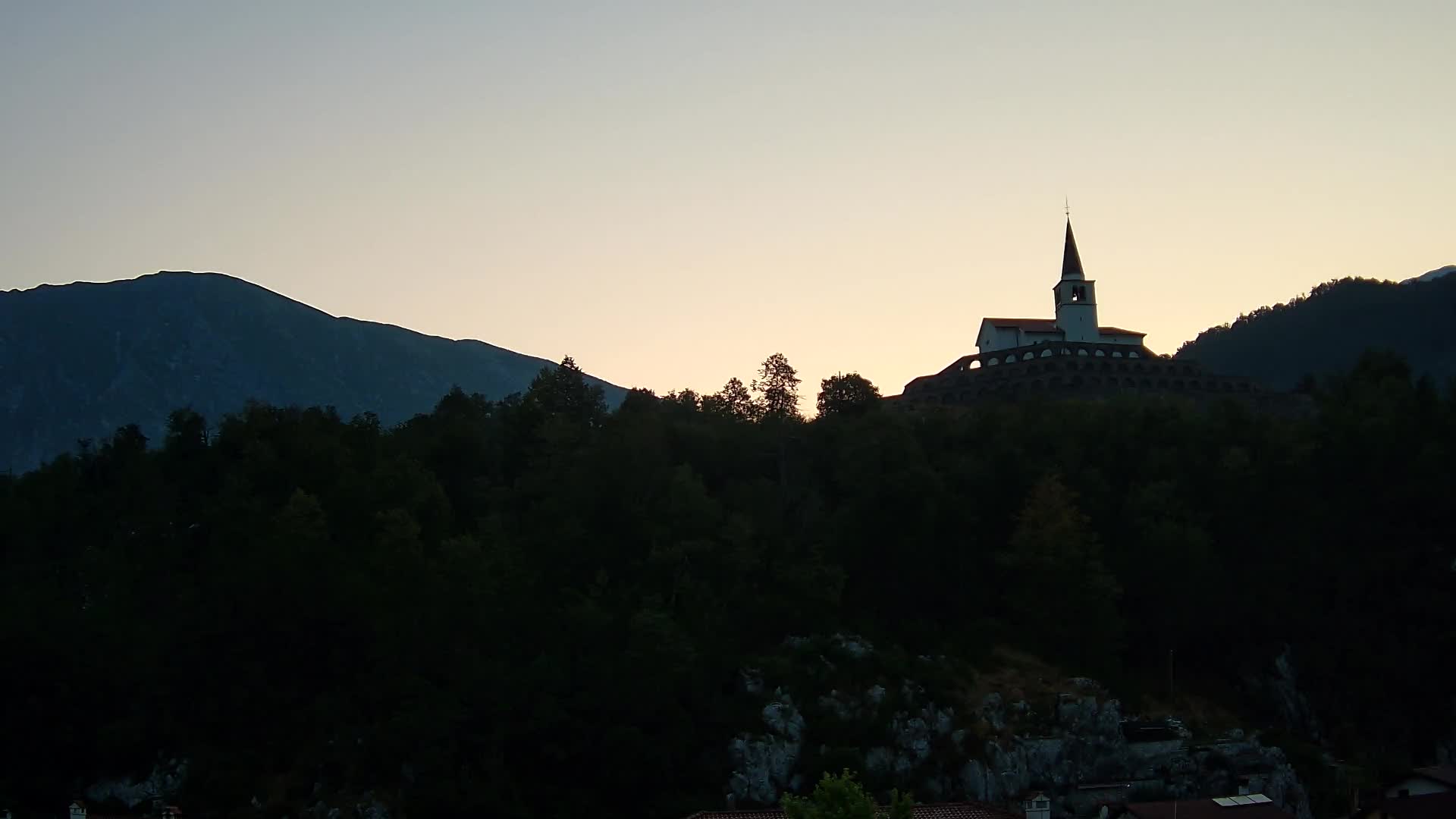 Web kamera Kobarida – Pogled na kosturnicu iz 1. svjetskog rata