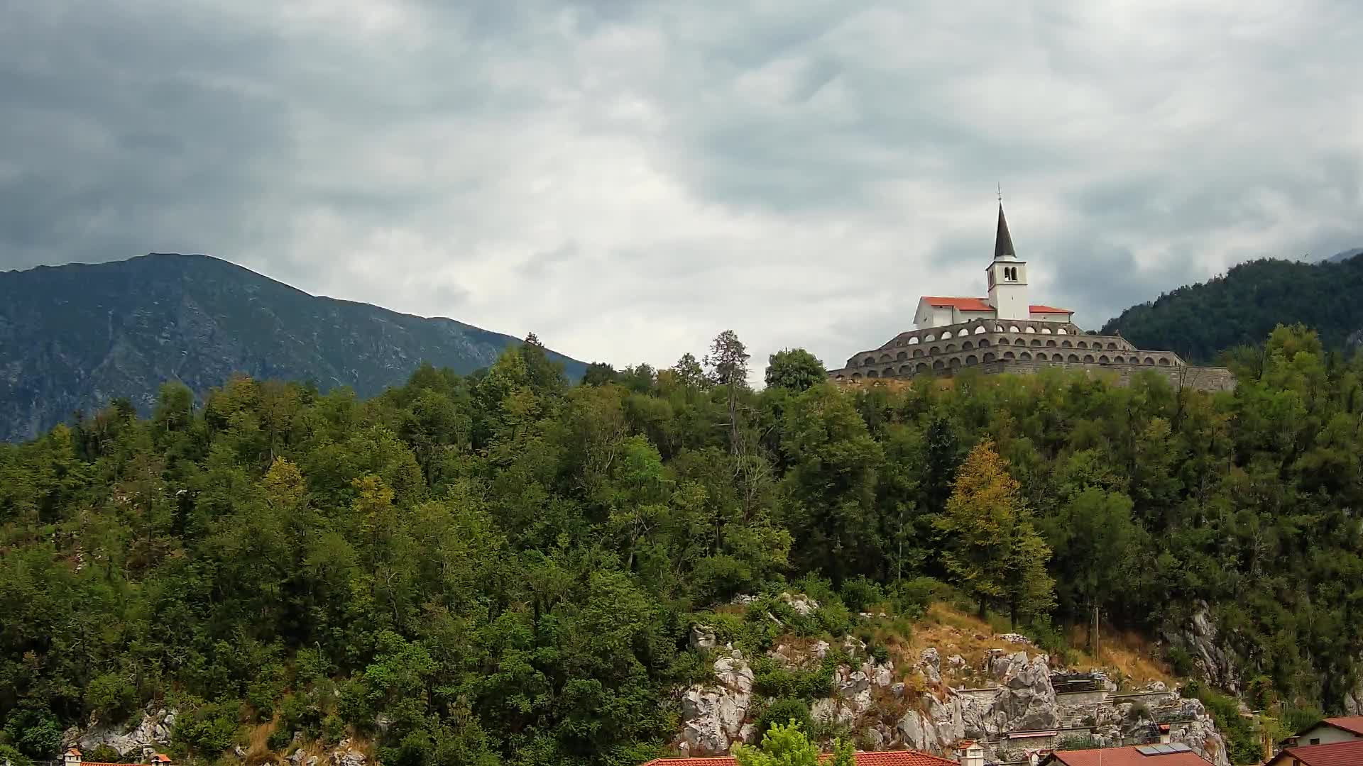 Web kamera Kobarida – Pogled na kosturnicu iz 1. svjetskog rata