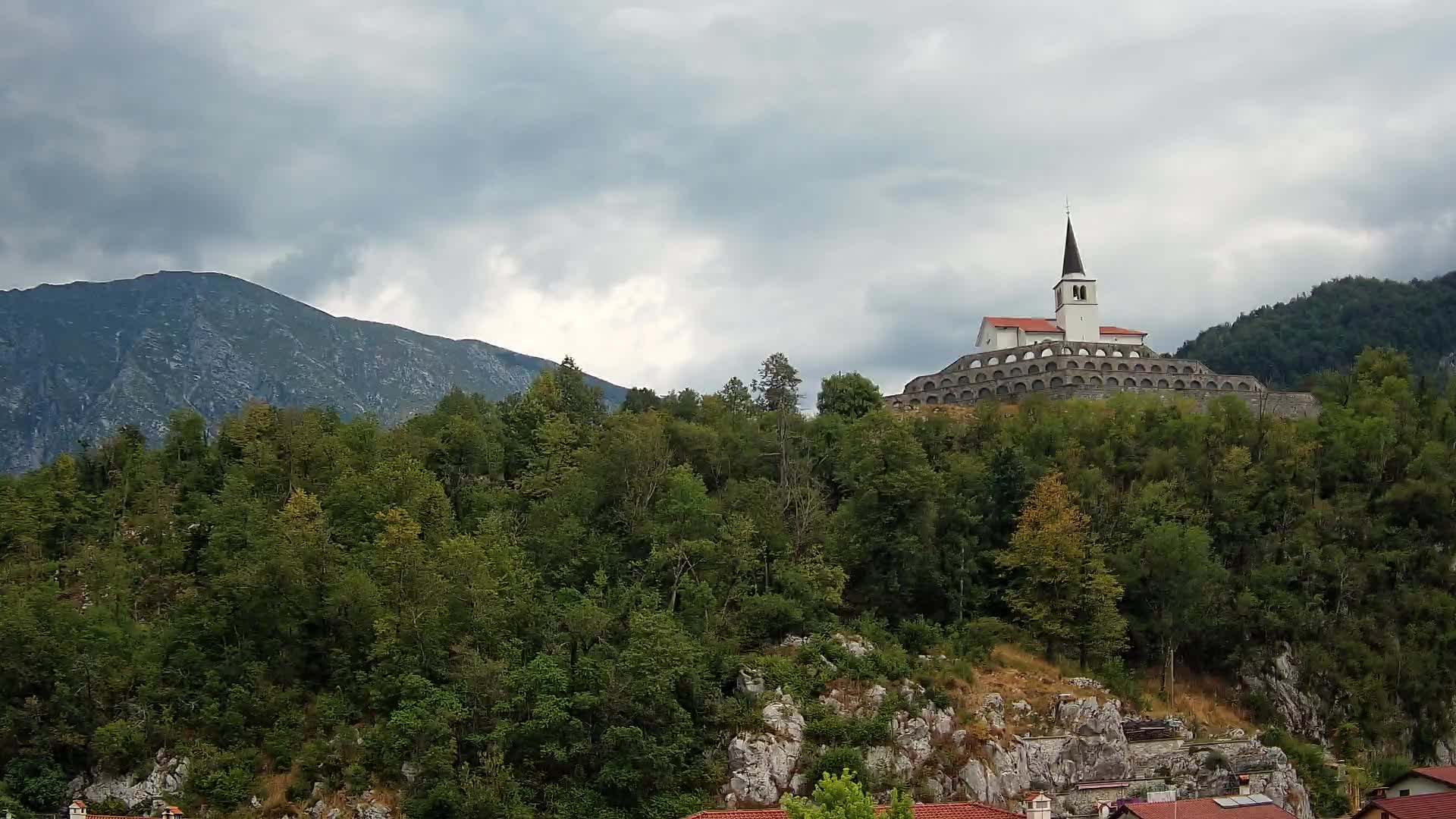 Web kamera Kobarida – Pogled na kosturnicu iz 1. svjetskog rata