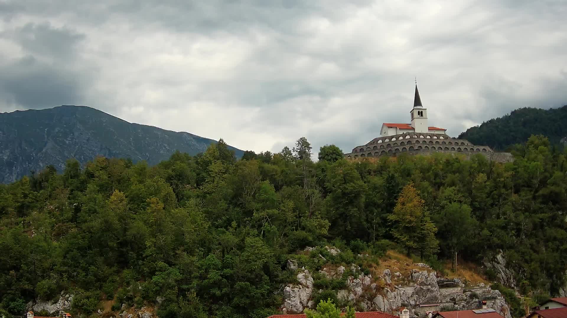 Kobarid-Webcam – Blick auf das Beinhaus aus dem 1. Weltkrieg