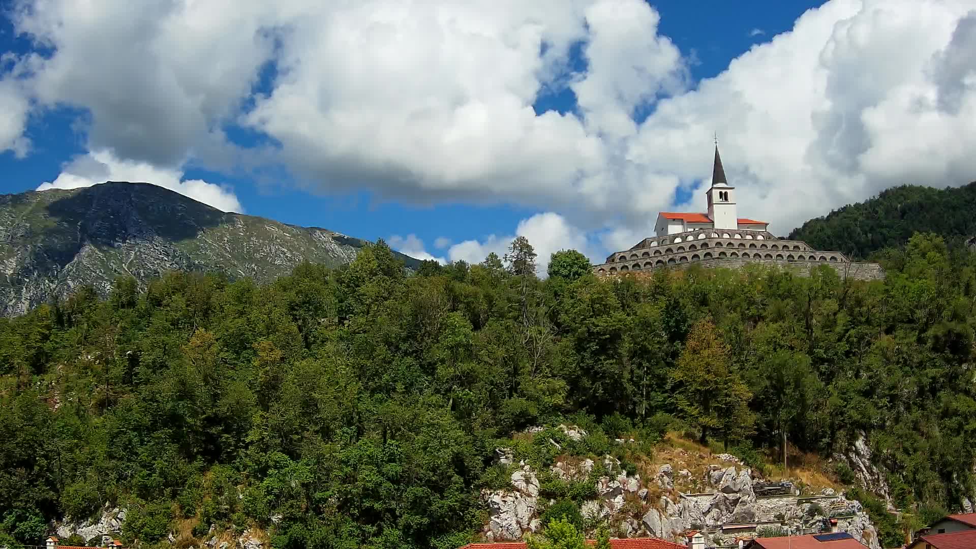 Kobarid-Webcam – Blick auf das Beinhaus aus dem 1. Weltkrieg