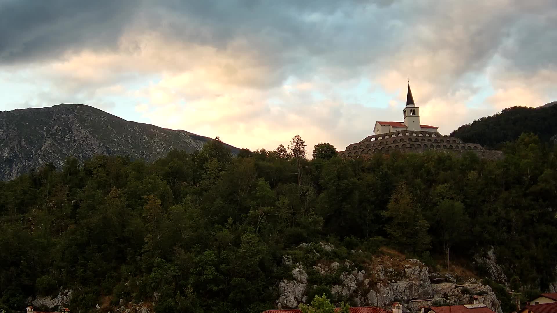 Kobarid-Webcam – Blick auf das Beinhaus aus dem 1. Weltkrieg