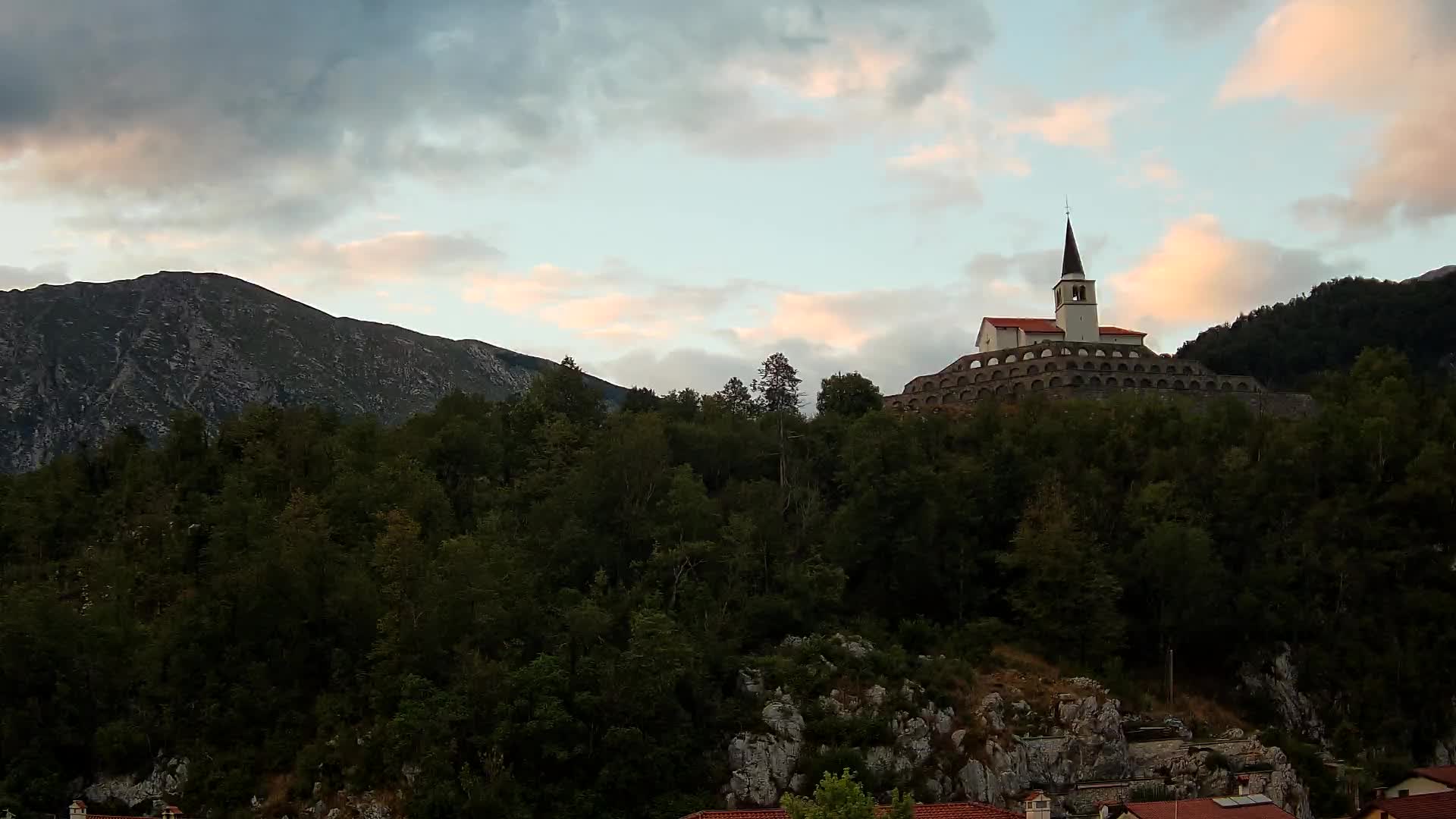 Web kamera Kobarida – Pogled na kosturnicu iz 1. svjetskog rata