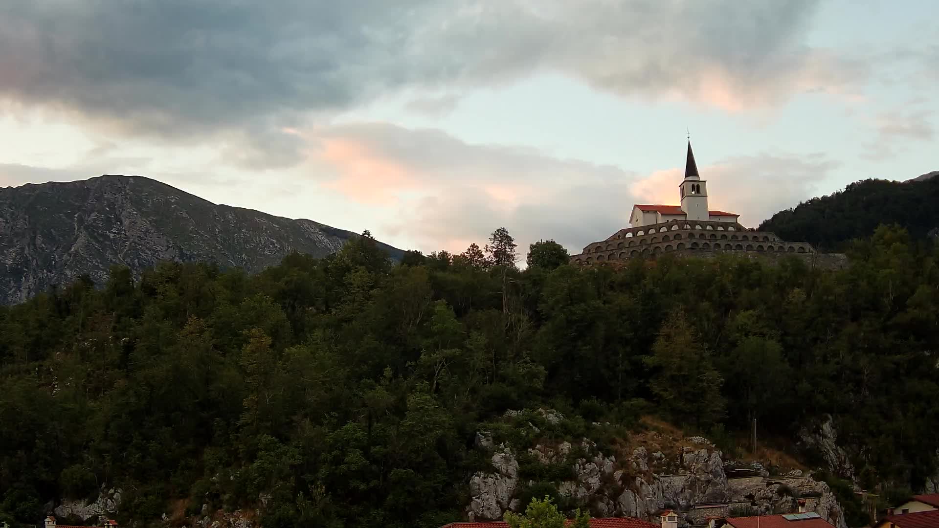 Kobarid-Webcam – Blick auf das Beinhaus aus dem 1. Weltkrieg