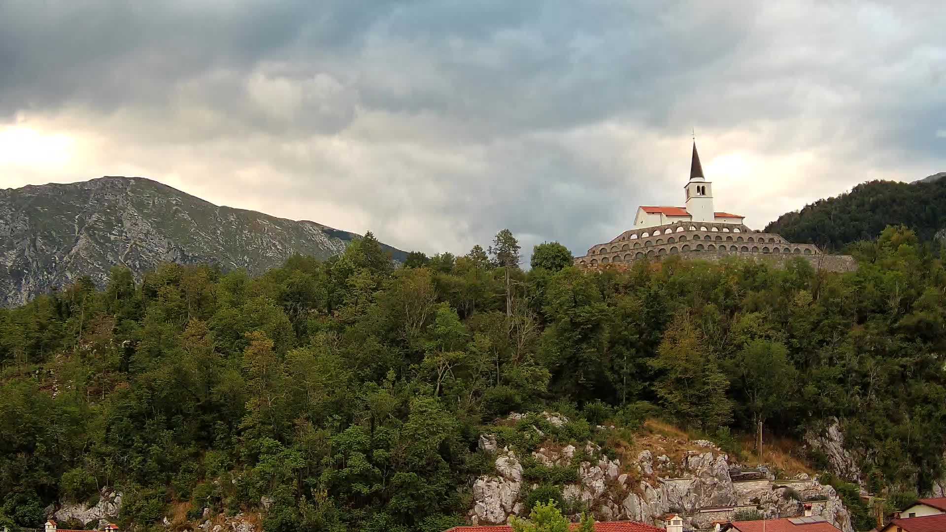 Web kamera Kobarida – Pogled na kosturnicu iz 1. svjetskog rata