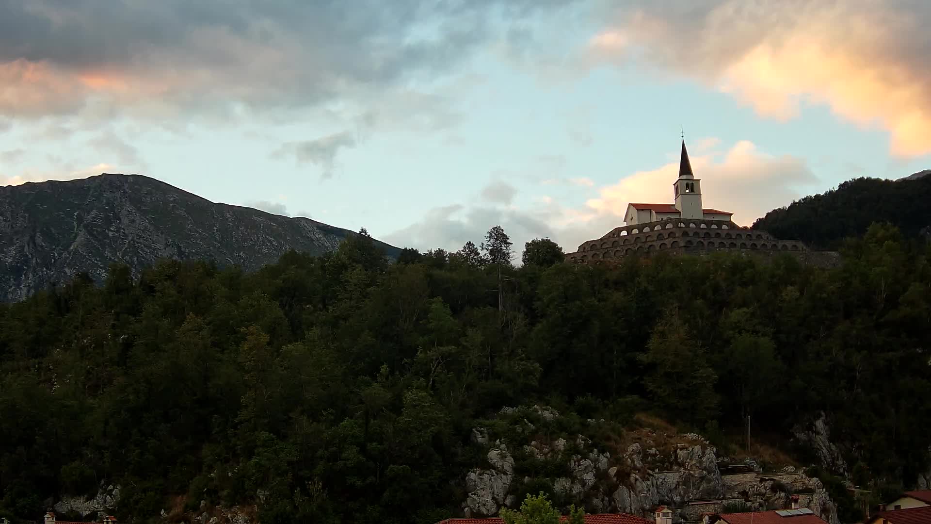 Kobarid-Webcam – Blick auf das Beinhaus aus dem 1. Weltkrieg
