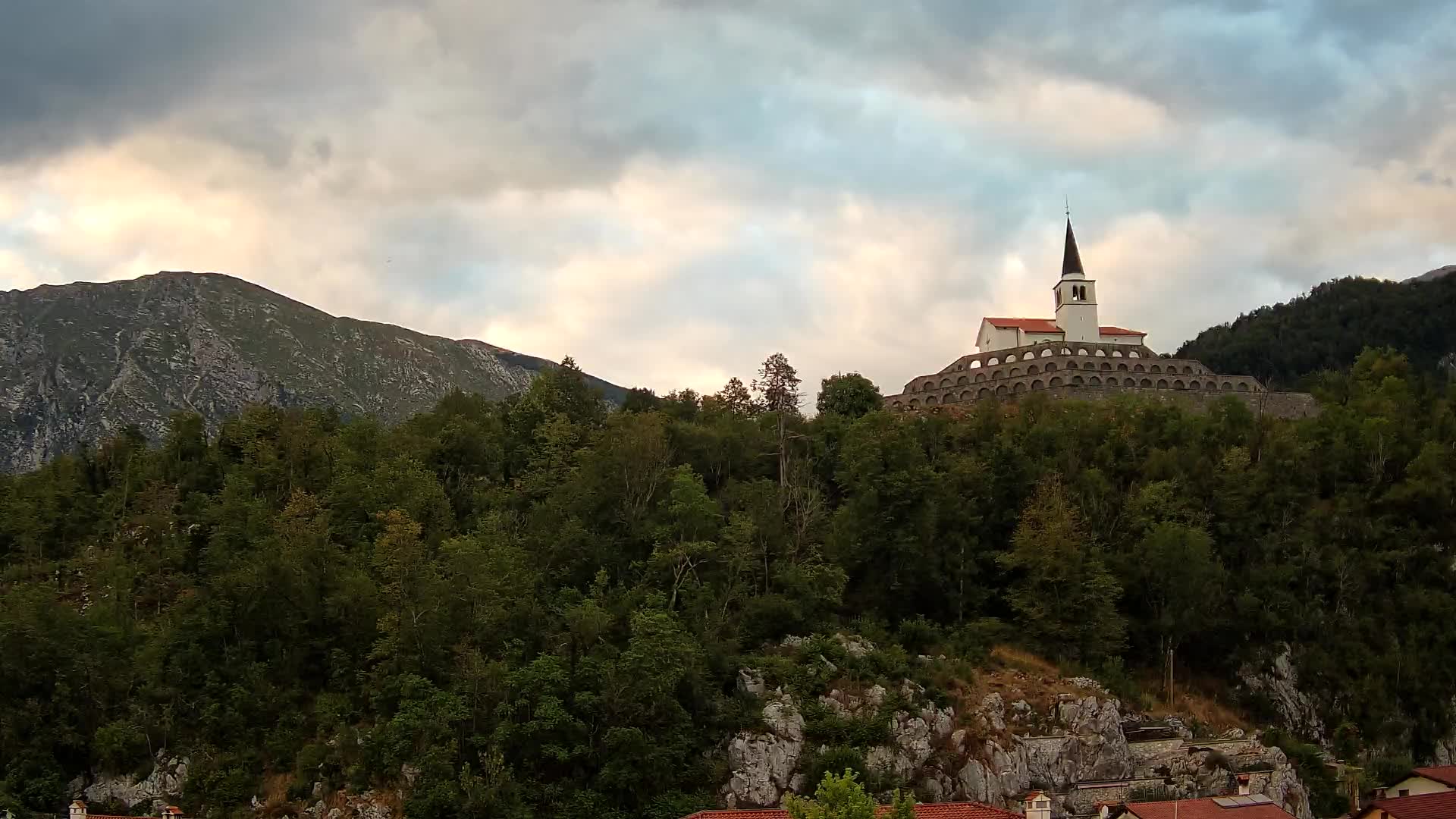 Kobarid-Webcam – Blick auf das Beinhaus aus dem 1. Weltkrieg