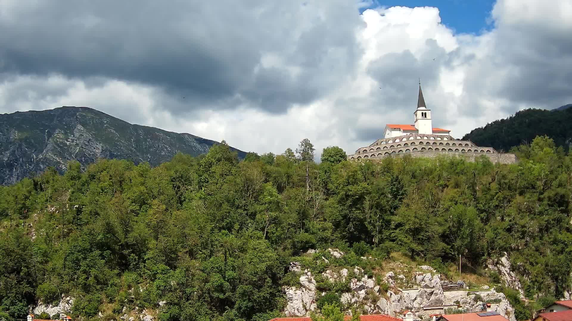 Kobarid Spletna kmera – Pogled na kostnico iz 1. svetovne vojne