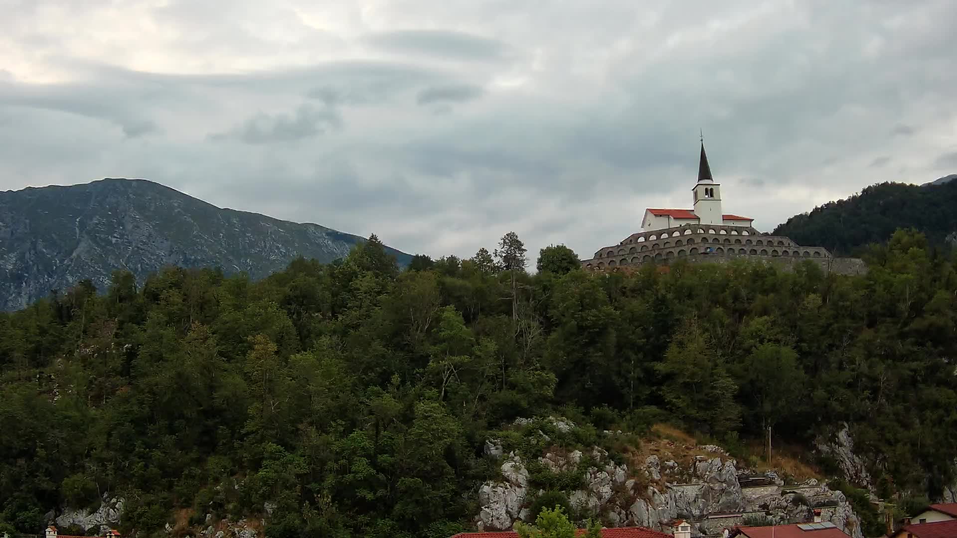 Kobarid Spletna kmera – Pogled na kostnico iz 1. svetovne vojne