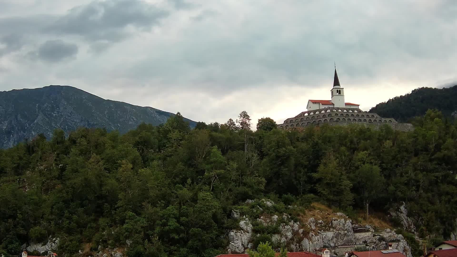 Kobarid Spletna kmera – Pogled na kostnico iz 1. svetovne vojne