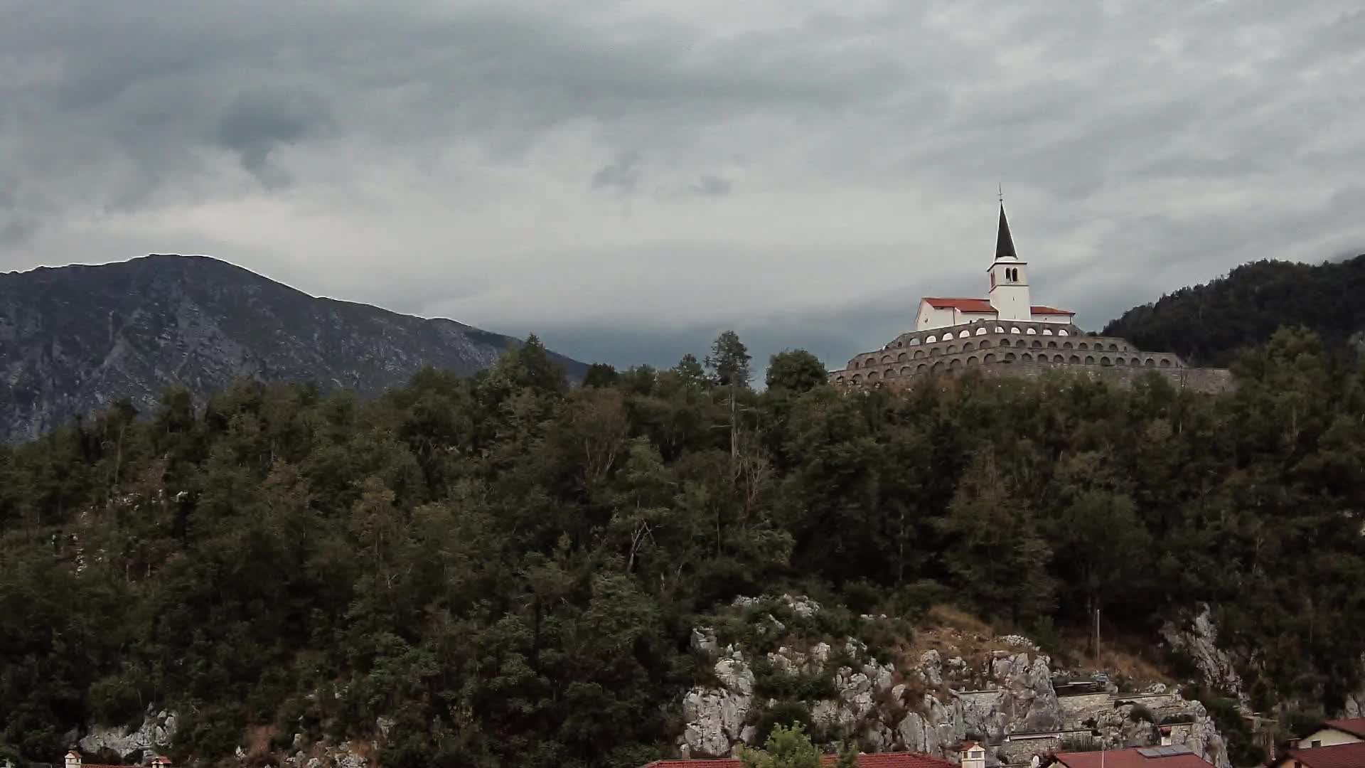 Kobarid Spletna kmera – Pogled na kostnico iz 1. svetovne vojne