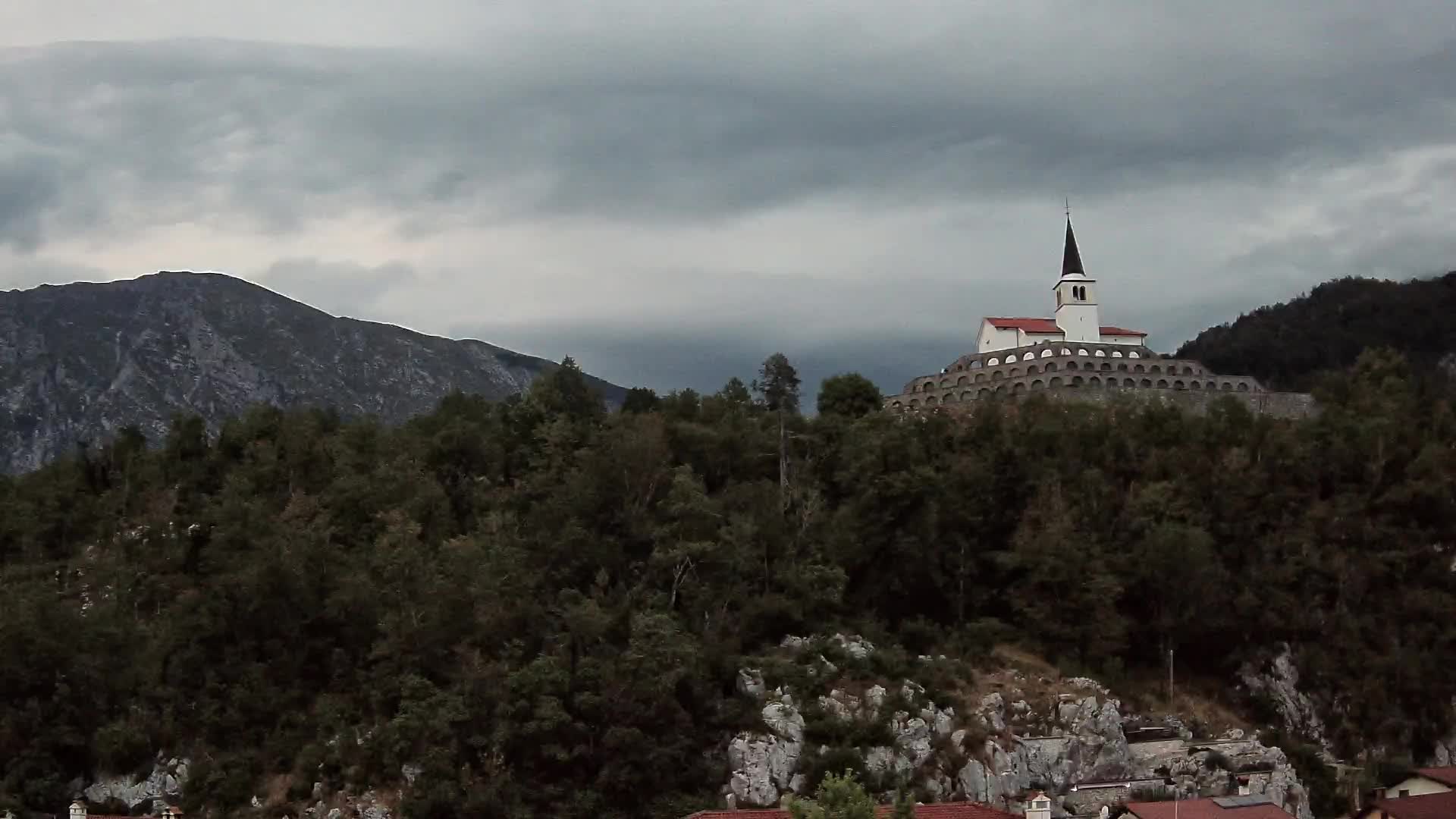 Kobarid Spletna kmera – Pogled na kostnico iz 1. svetovne vojne