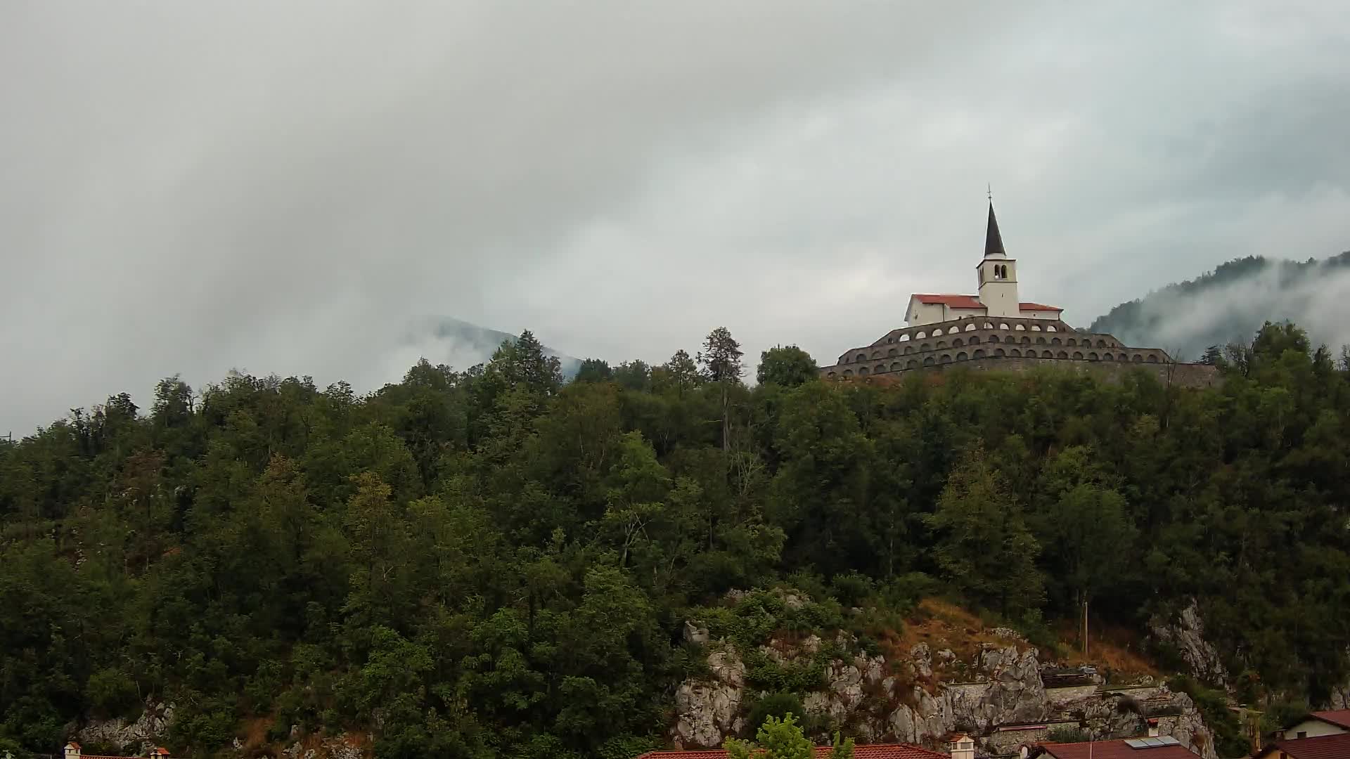 Kobarid Spletna kmera – Pogled na kostnico iz 1. svetovne vojne