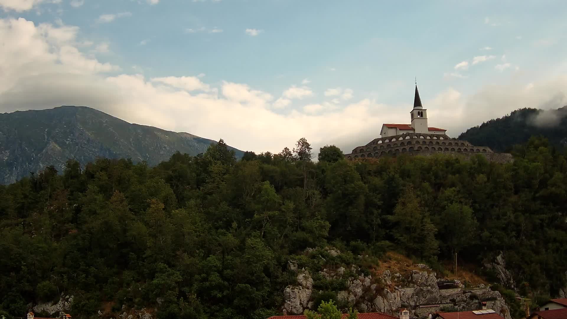 Kobarid Spletna kmera – Pogled na kostnico iz 1. svetovne vojne