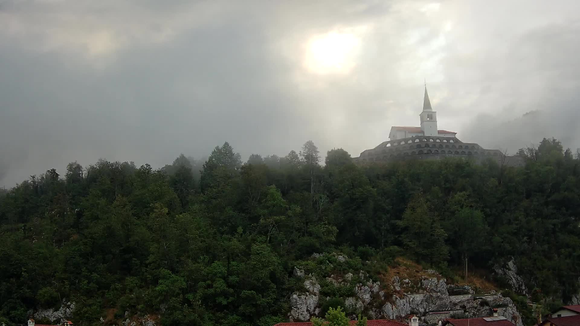 Kobarid-Webcam – Blick auf das Beinhaus aus dem 1. Weltkrieg