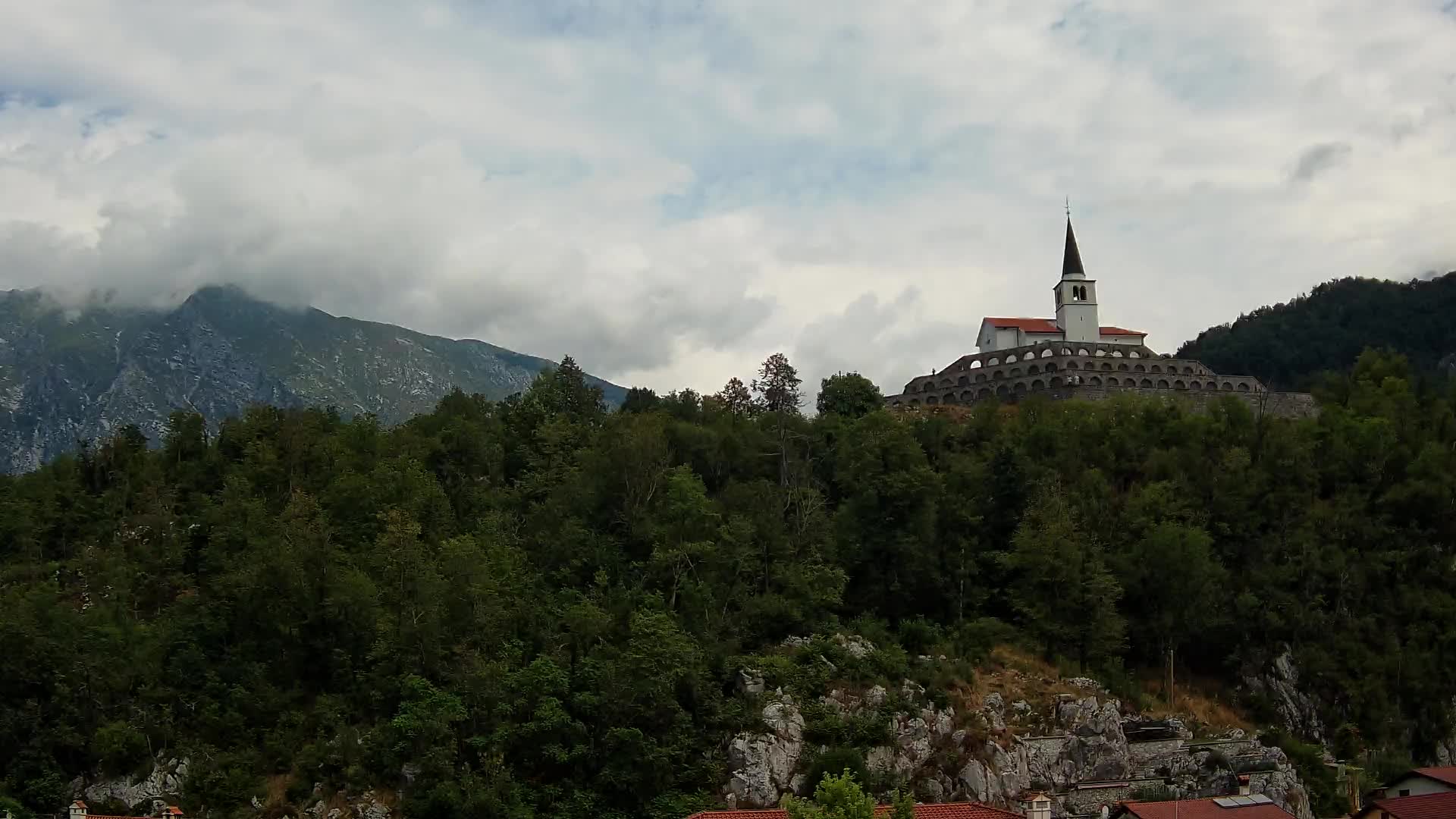 Kobarid Spletna kmera – Pogled na kostnico iz 1. svetovne vojne