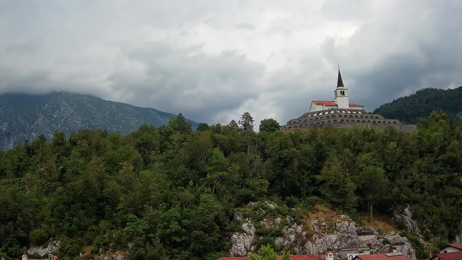 Kobarid Spletna kmera – Pogled na kostnico iz 1. svetovne vojne