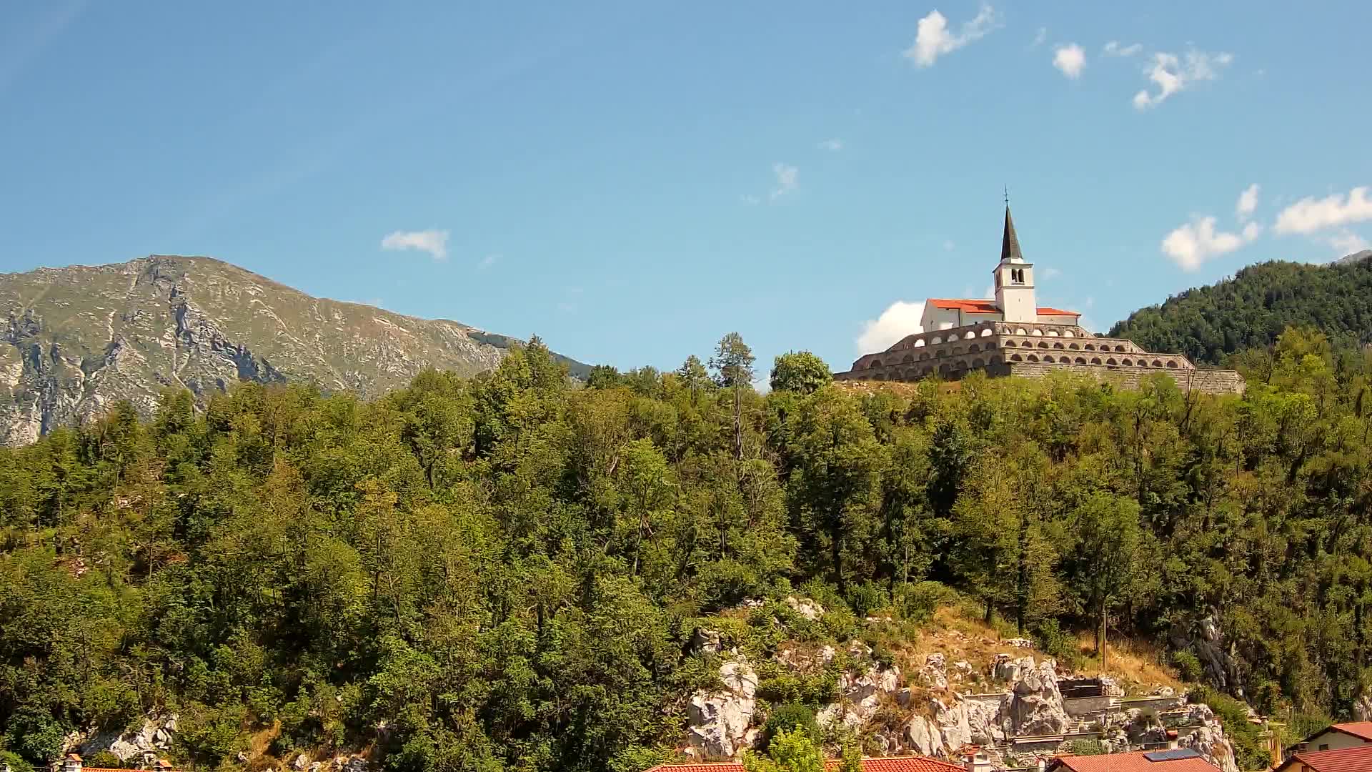 Web kamera Kobarida – Pogled na kosturnicu iz 1. svjetskog rata