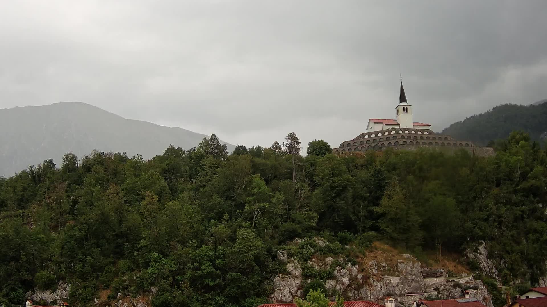Kobarid Spletna kmera – Pogled na kostnico iz 1. svetovne vojne