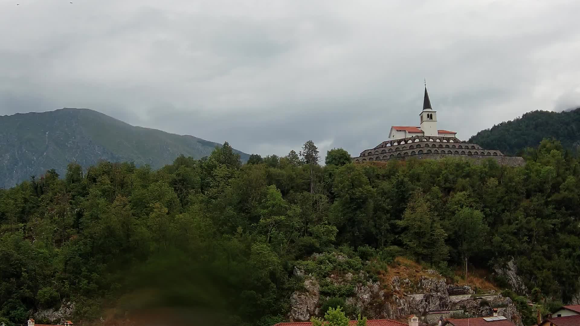 Kobarid Spletna kmera – Pogled na kostnico iz 1. svetovne vojne