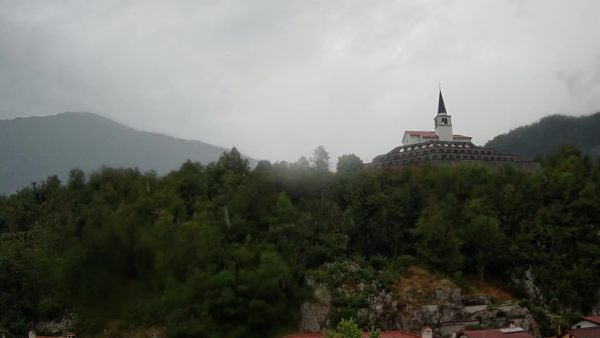 Kobarid-Webcam – Blick auf das Beinhaus aus dem 1. Weltkrieg