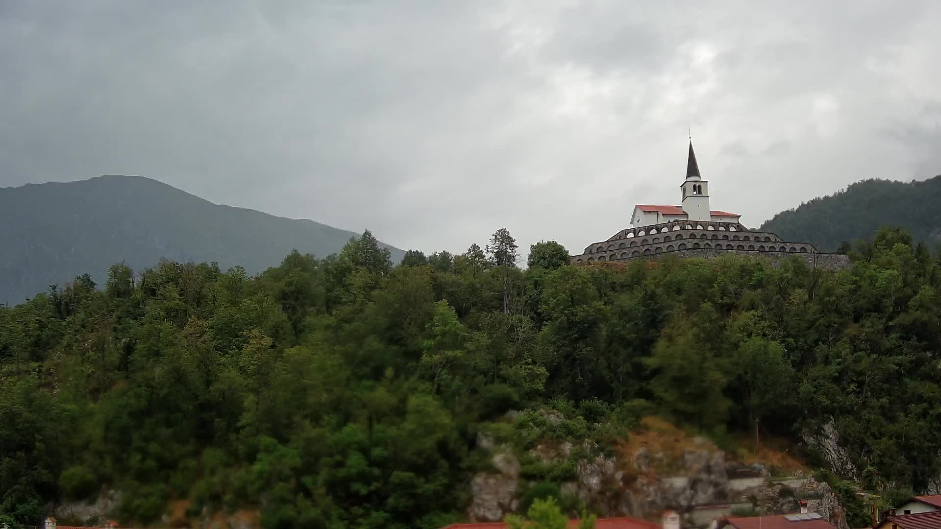 Kobarid-Webcam – Blick auf das Beinhaus aus dem 1. Weltkrieg