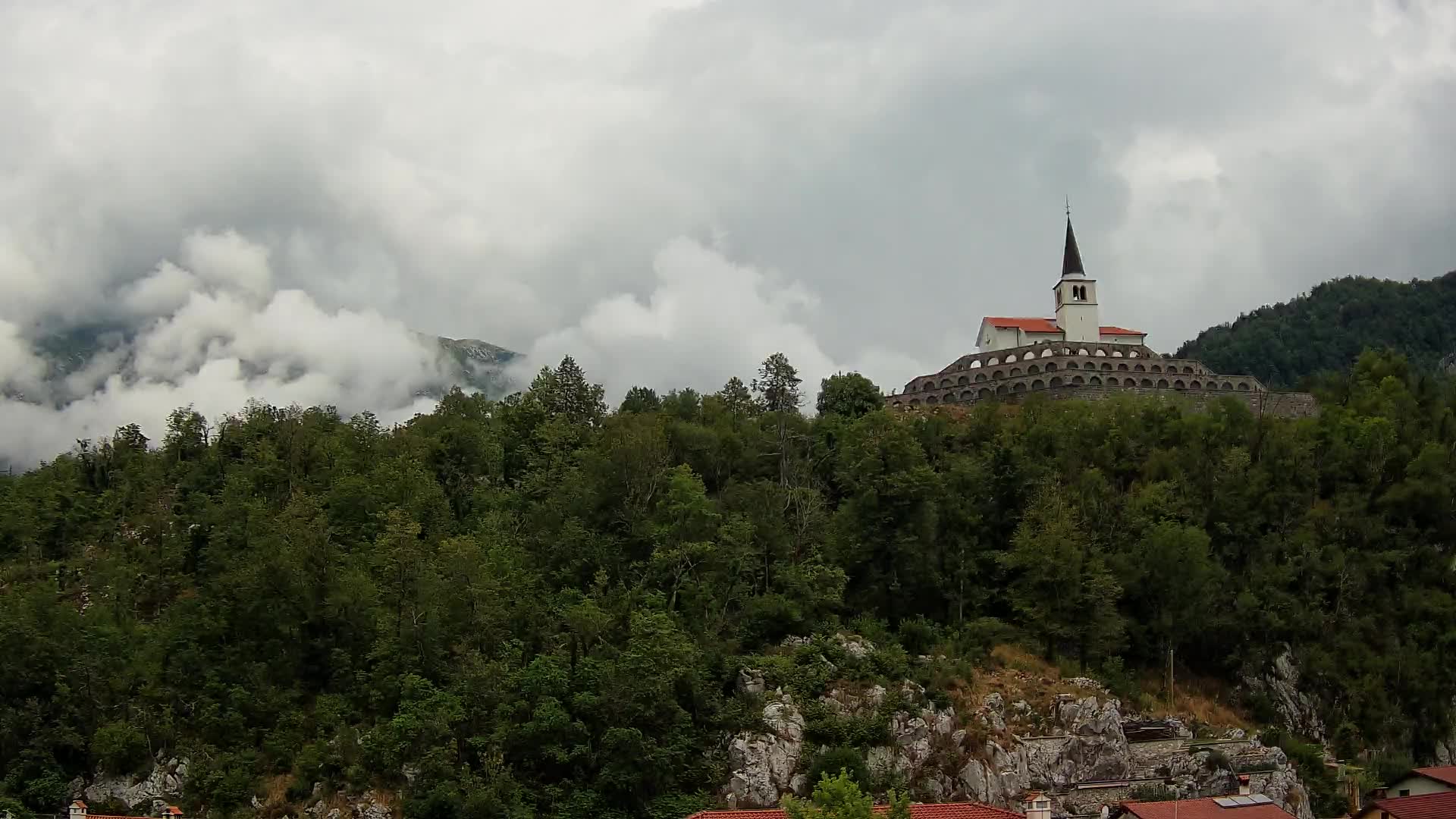 Kobarid-Webcam – Blick auf das Beinhaus aus dem 1. Weltkrieg