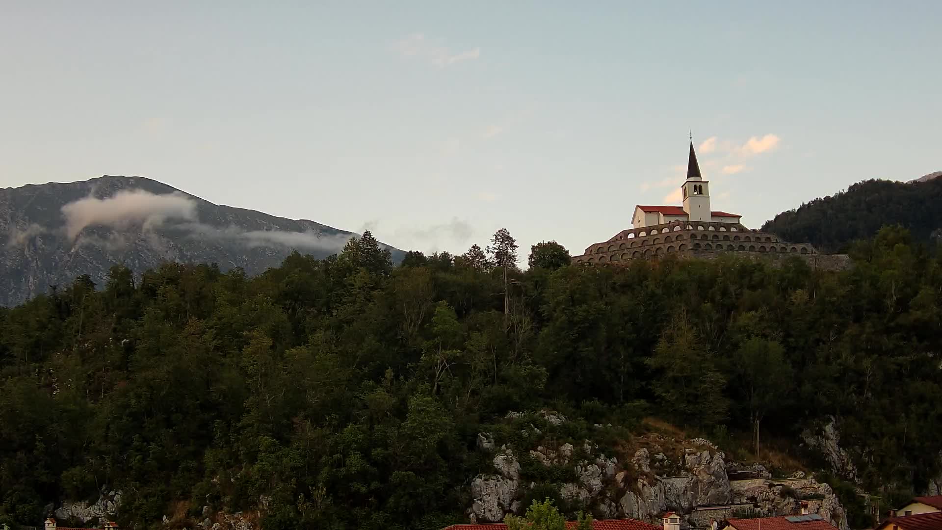 Kobarid-Webcam – Blick auf das Beinhaus aus dem 1. Weltkrieg