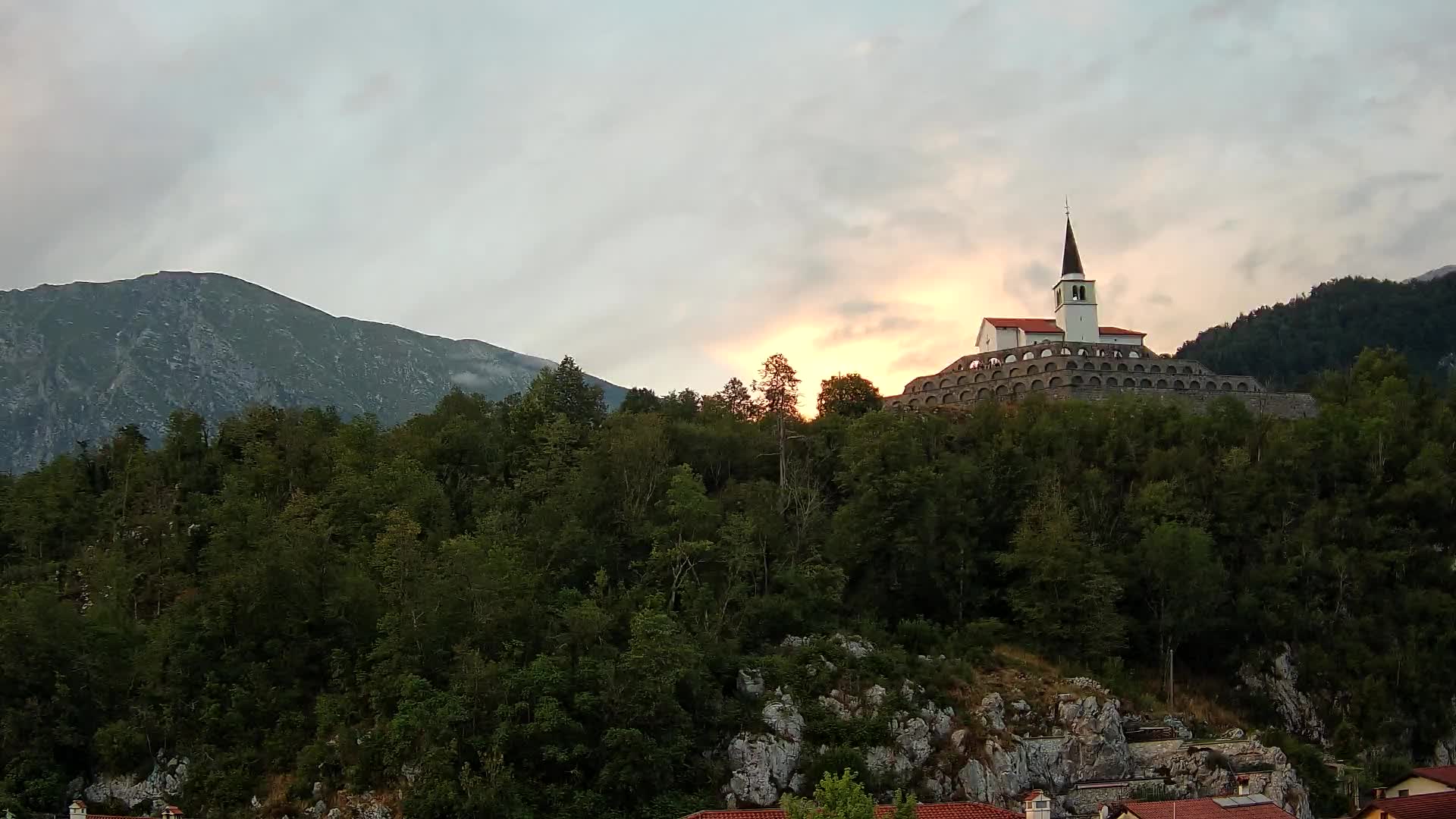 Kobarid-Webcam – Blick auf das Beinhaus aus dem 1. Weltkrieg