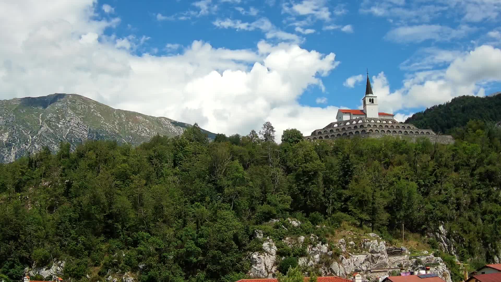 Kobarid Spletna kmera – Pogled na kostnico iz 1. svetovne vojne