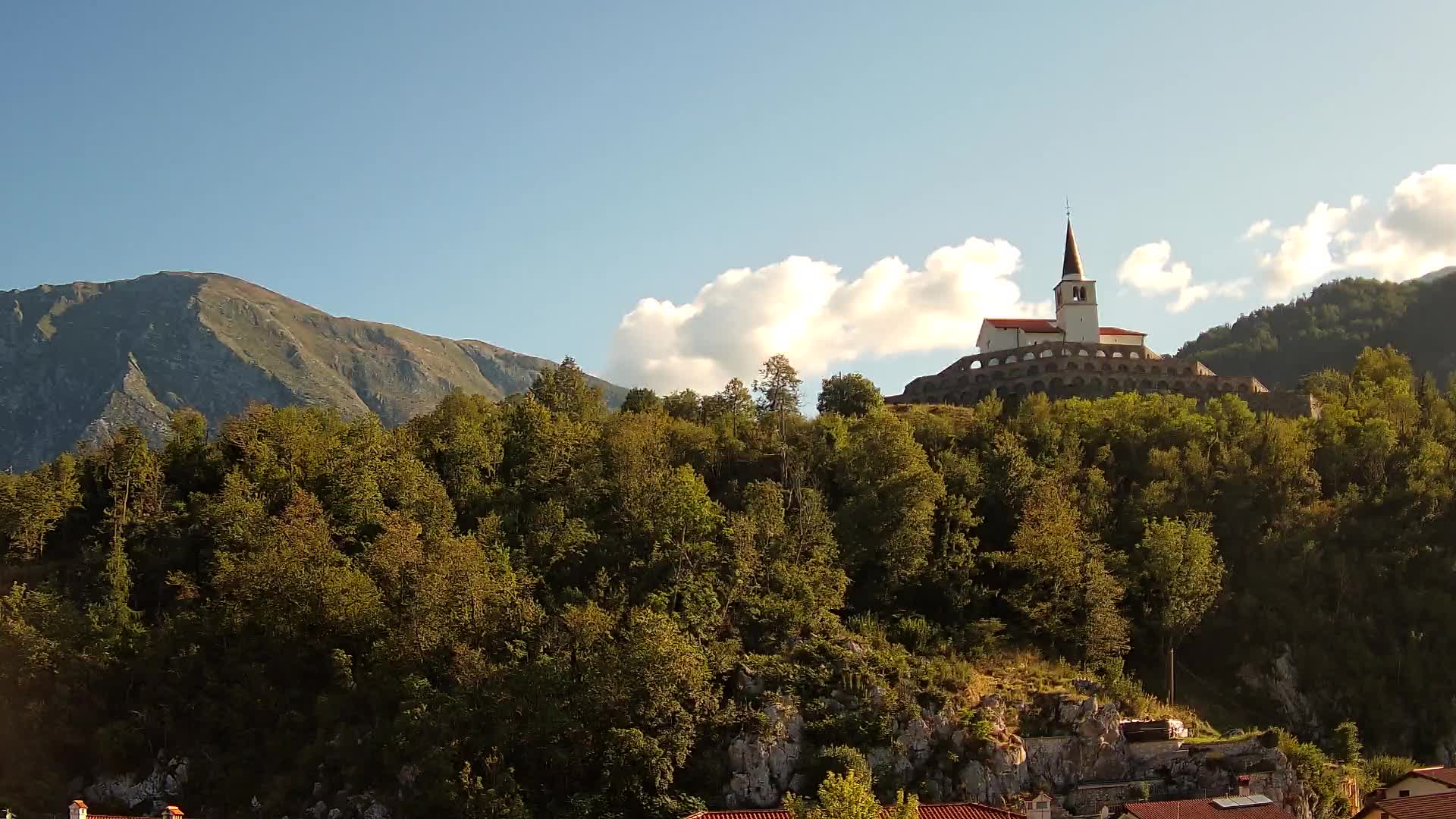Kobarid-Webcam – Blick auf das Beinhaus aus dem 1. Weltkrieg