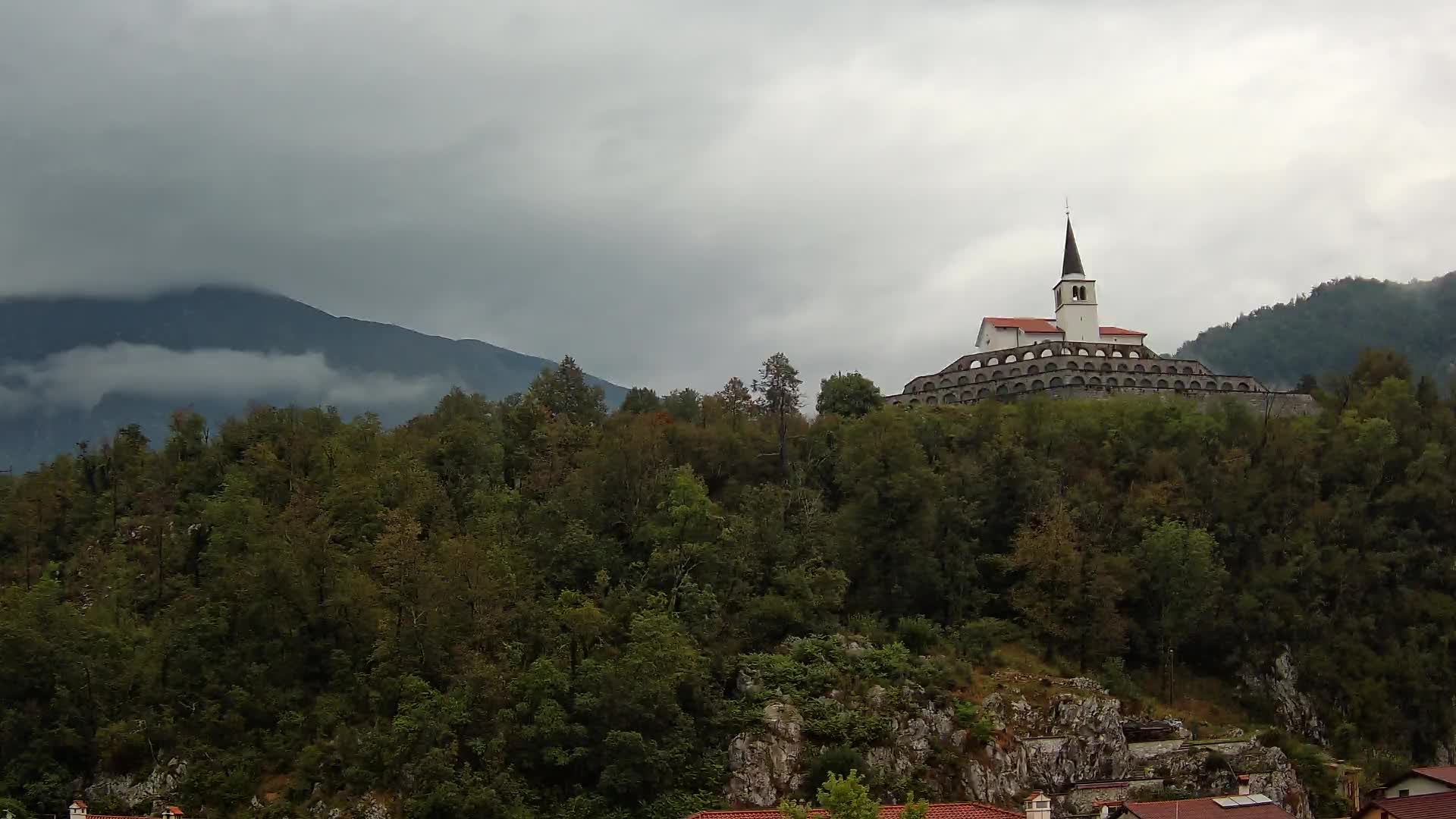 Web kamera Kobarida – Pogled na kosturnicu iz 1. svjetskog rata