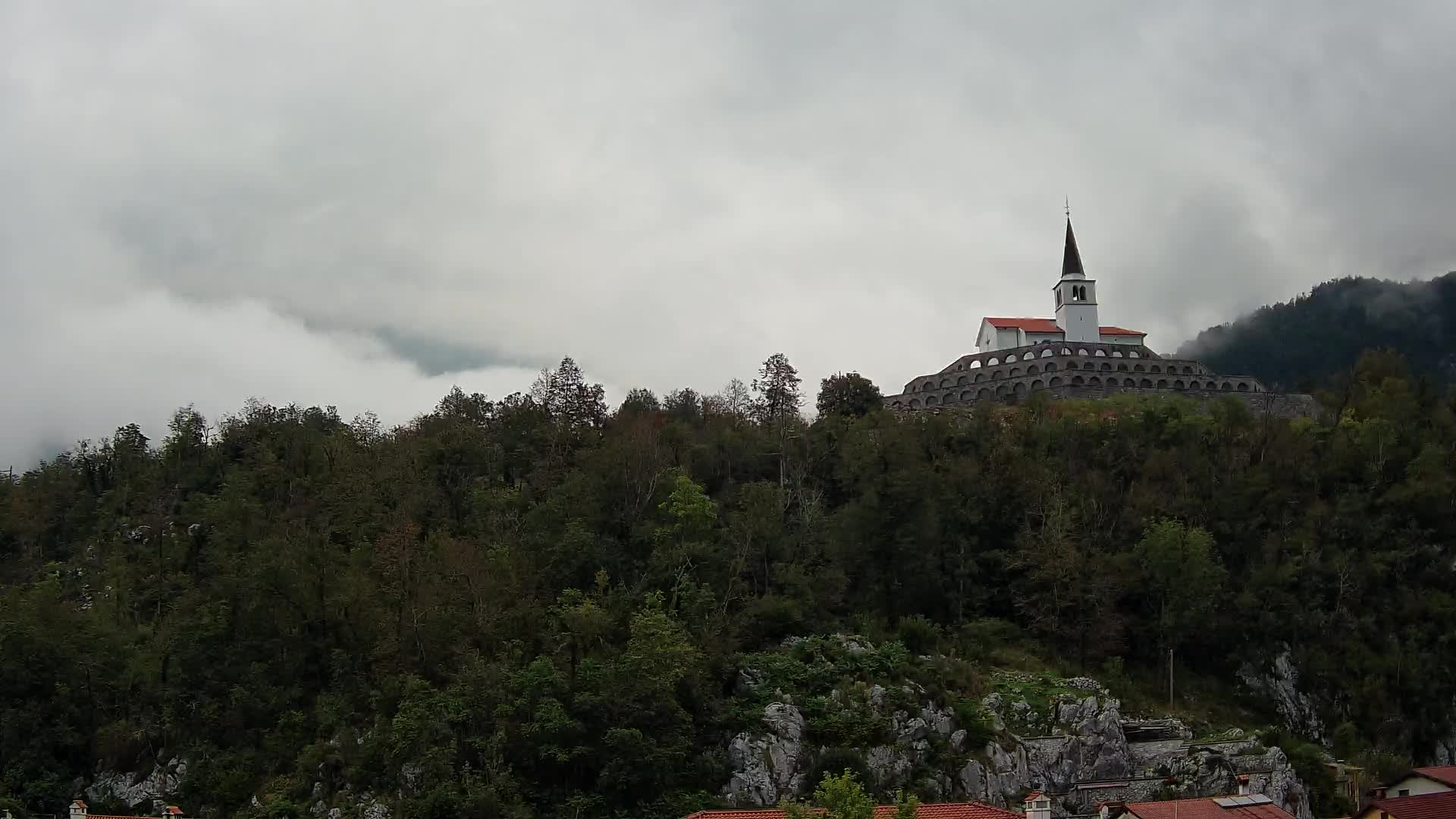 Kobarid Spletna kmera – Pogled na kostnico iz 1. svetovne vojne